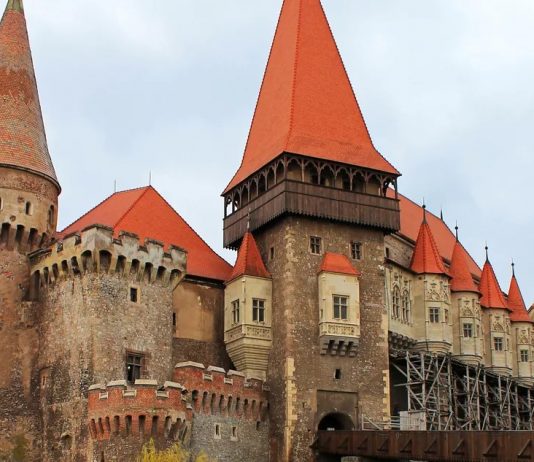 Descoperiti frumusetea si misterul castelelor din Romania