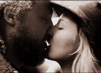 La ce sunt bune sarutarile? De ce ne plac atat de mult?