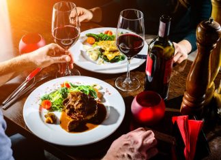 Gatit la domiciliu: cinci sfaturi pentru a face o seara romantica
