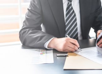 Ia in considerare urmatoarele aspecte inainte de a angaja un avocat