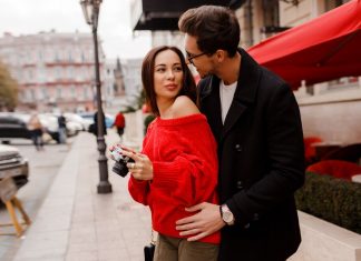 Cum stii daca o femeie te place dupa limbajul corpului
