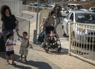 Israelienii se pregatesc pentru un razboi mai amplu, pe masura ce increderea in guvern se destrama