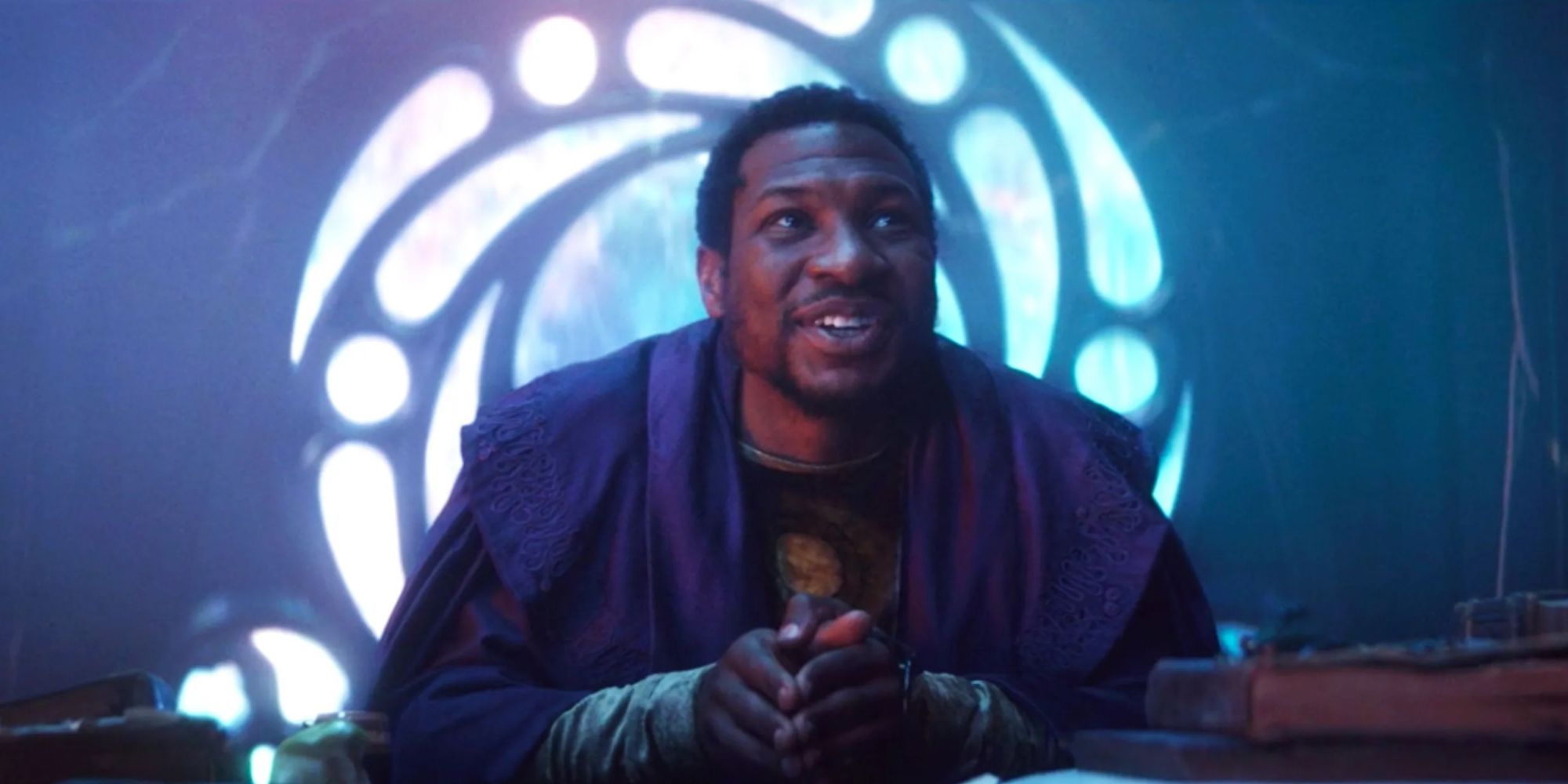 Jonathan Majors ca Cel care ramane in spatele biroului sau in finalul sezonului 1 Loki