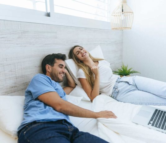 6 avantaje de a viziona filme si seriale in versiunea originala