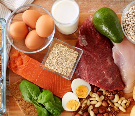 Dieta cu proteine: ce este, cum functioneaza, beneficii, riscuri si contraindicatii